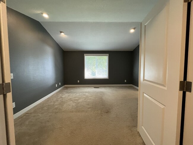 Building Photo - Beautiful Single-Level 3 Bedroom Home with Modern Kitchen and Open Floor Plan