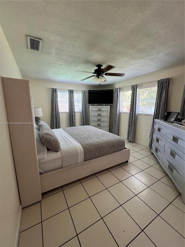 Building Photo - 5070 Ponderosa Ln