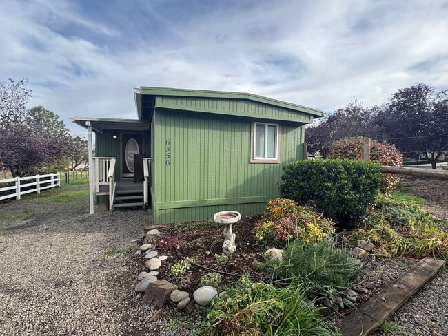 Building Photo - 2 Bedroom 2 Bath