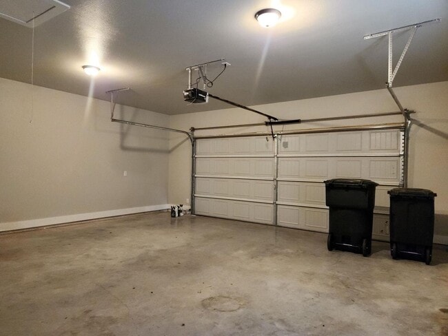 Building Photo - Spacious Home