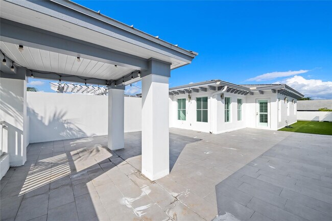 Building Photo - 218 NE 15th Ave