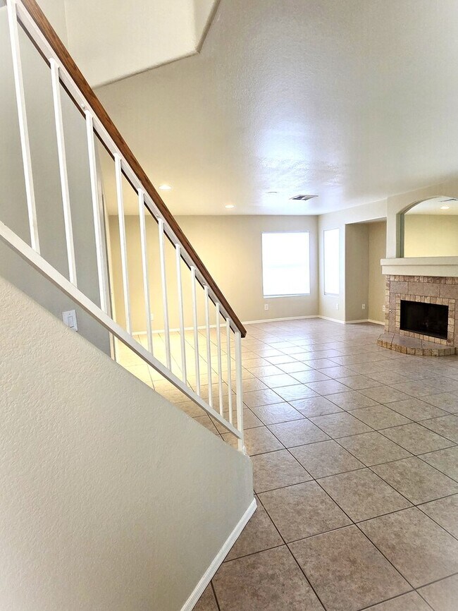 Building Photo - Stunning 4-bedroom 2-bathroom home
