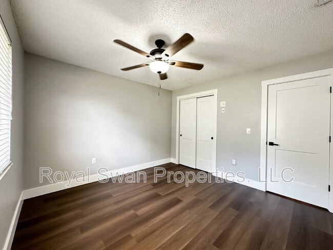 Building Photo - 4228 Oak Loop