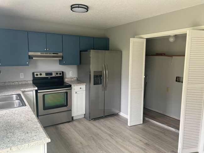 Building Photo - UPDATED 2 BEDROOM TOWNHOUSE WITH COMMUNITY POOL