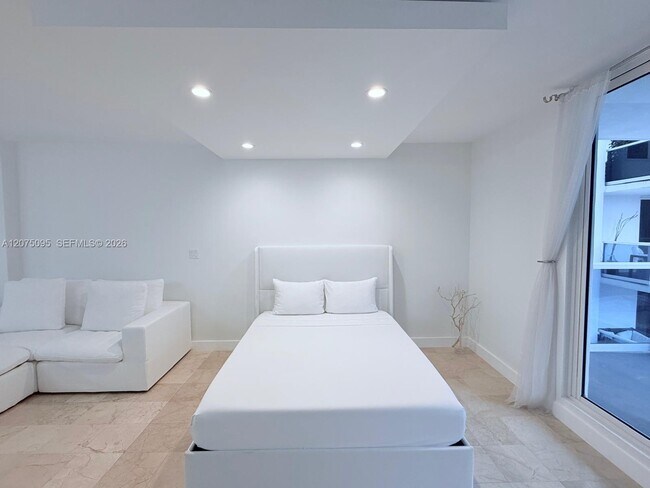 Building Photo - 2301 Collins Ave
