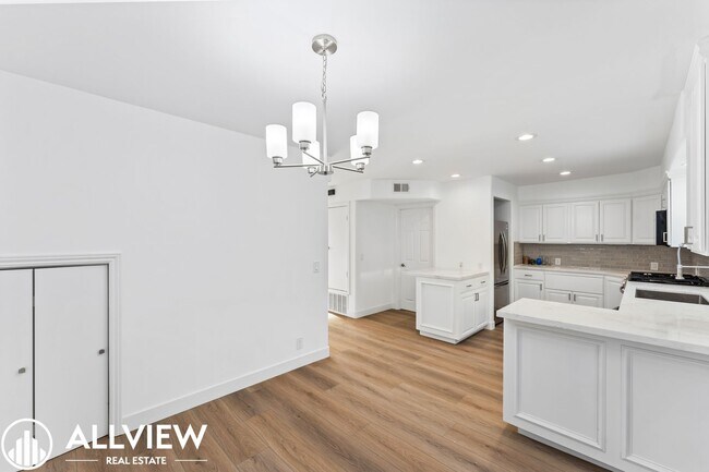 Building Photo - OCEAN VIEWS! Renovated 2 Bed, 2.5 Bath Townhome in San Clemente!