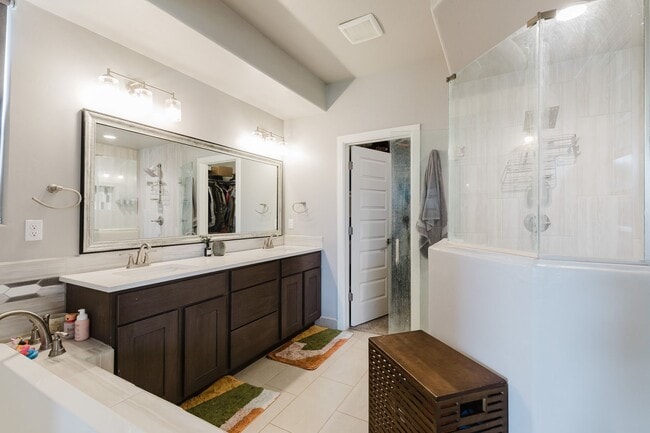 Building Photo - Modern 5 Bedroom Home with Solar Panels - MOVE IN SPECIAL: FIRST MONTH FREE!