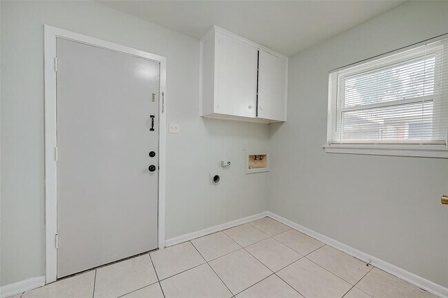Building Photo - 4115 Mischire Dr