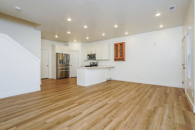 Building Photo - Spacious 3-Bed, 2.5-Bath Pet-Friendly Home with Central Air & 2-Car Garage! - Available NOW!