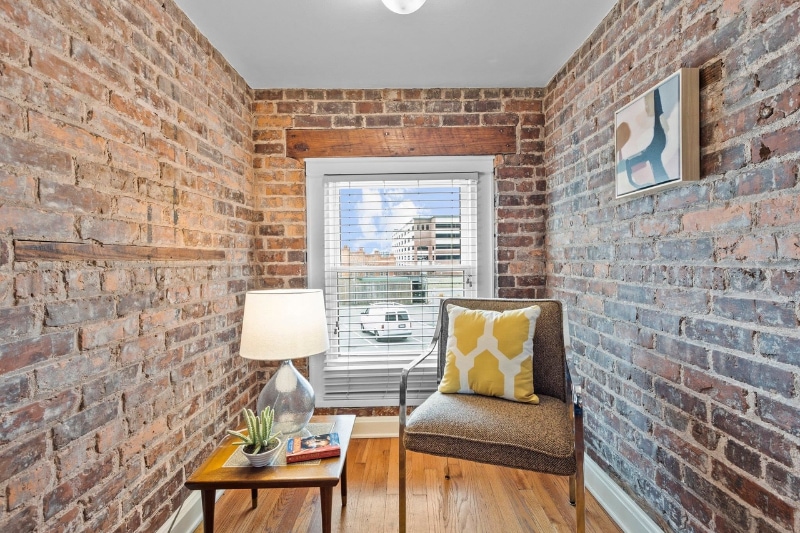 Building Photo - 323 W Main St