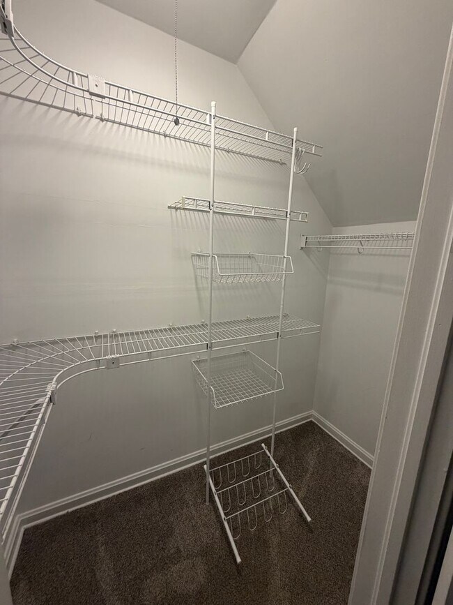 Building Photo - Charming 3-Bedroom Home in Cuyahoga Falls with Flexible Living Space & Fenced Yard!