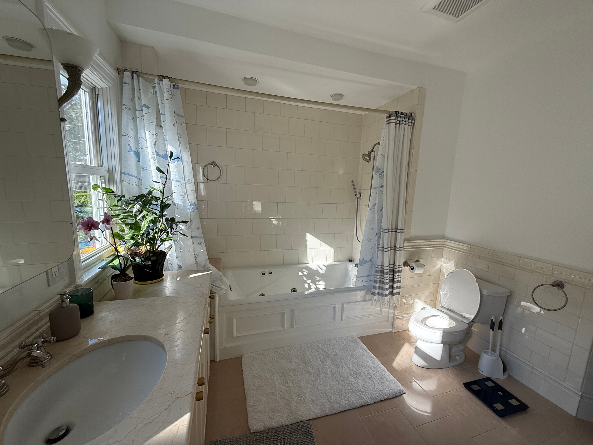 Building Photo - 96 Munroe St