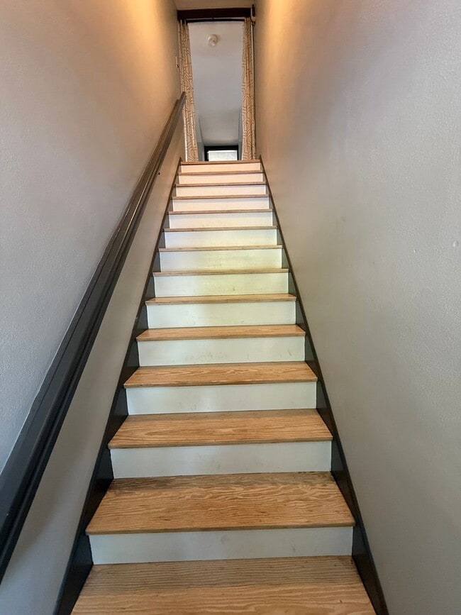 Building Photo - 2nd floor unit