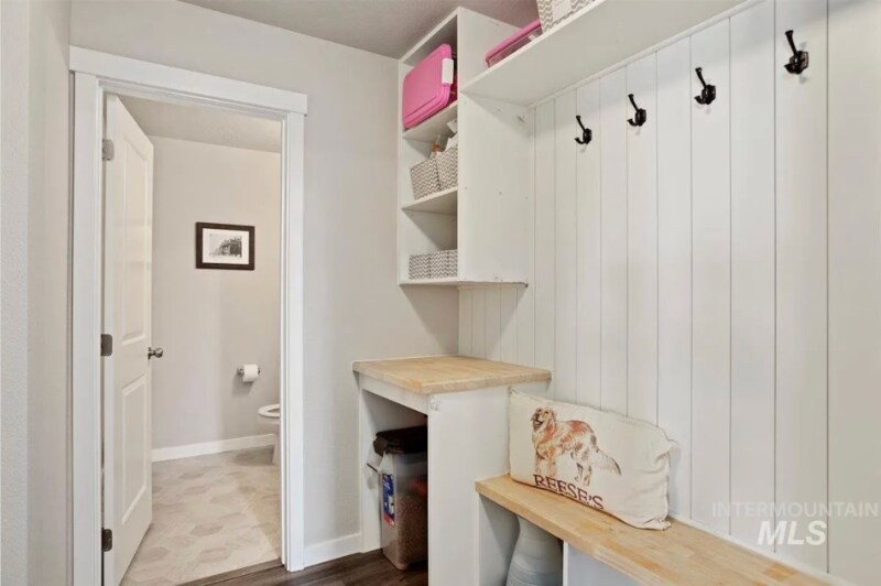 Building Photo - 765 SW Huebert St