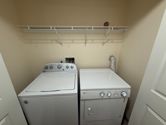 Building Photo - 2 Bed 1 Bath Totem Lake Condo