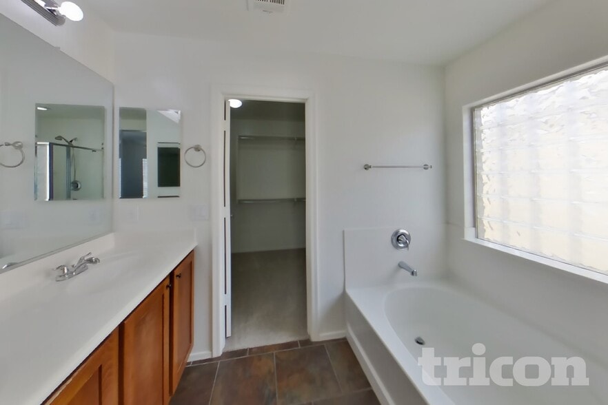 Building Photo - 4930 E Del Rio Dr