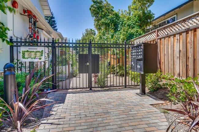 Building Photo - Brand New 2 Story, 3 Bed, 3 Bath Townhome ...