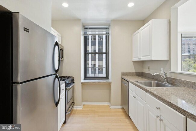 Building Photo - 135 S 19th St