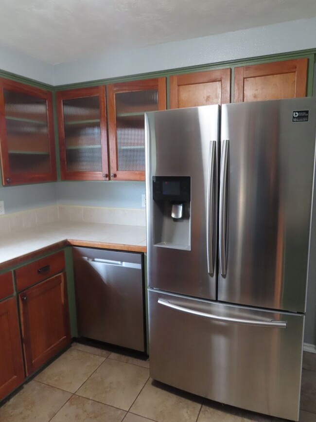 Building Photo - Remodeled 3 Bed/ 1 Bath Avaiable Now in th...