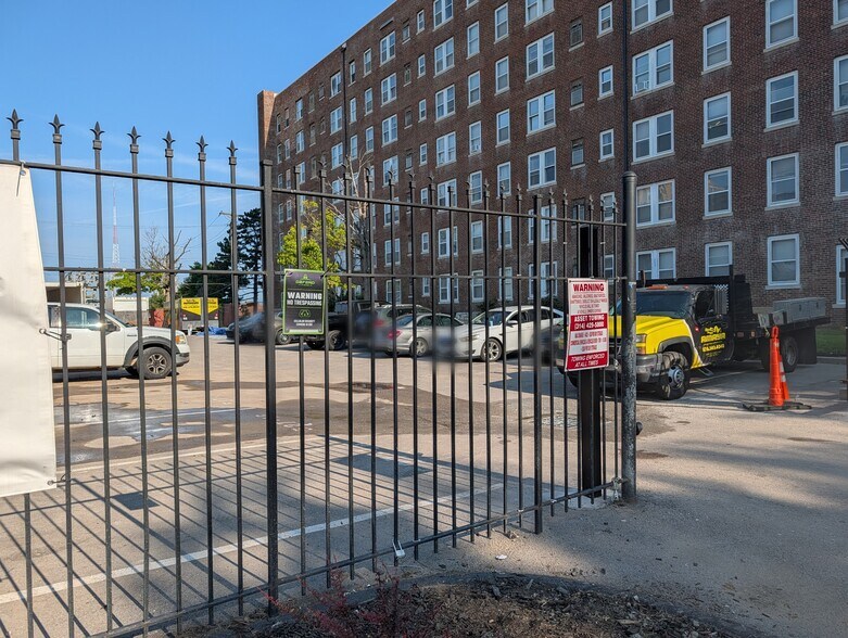 Building Photo - 533 Clara Ave