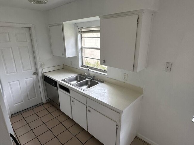 Building Photo - 5523 Lehigh Ave