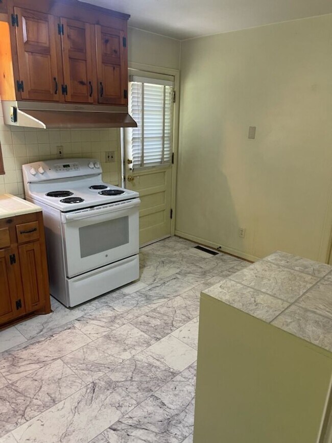 Building Photo - West Meade Single Family Home Close to Nashville West Shopping Center