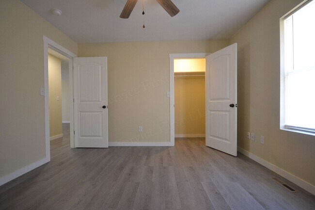 Building Photo - Vine St Duplexes