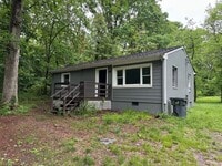 Building Photo - Private and convenient 3 bed/1 bath with large backyard