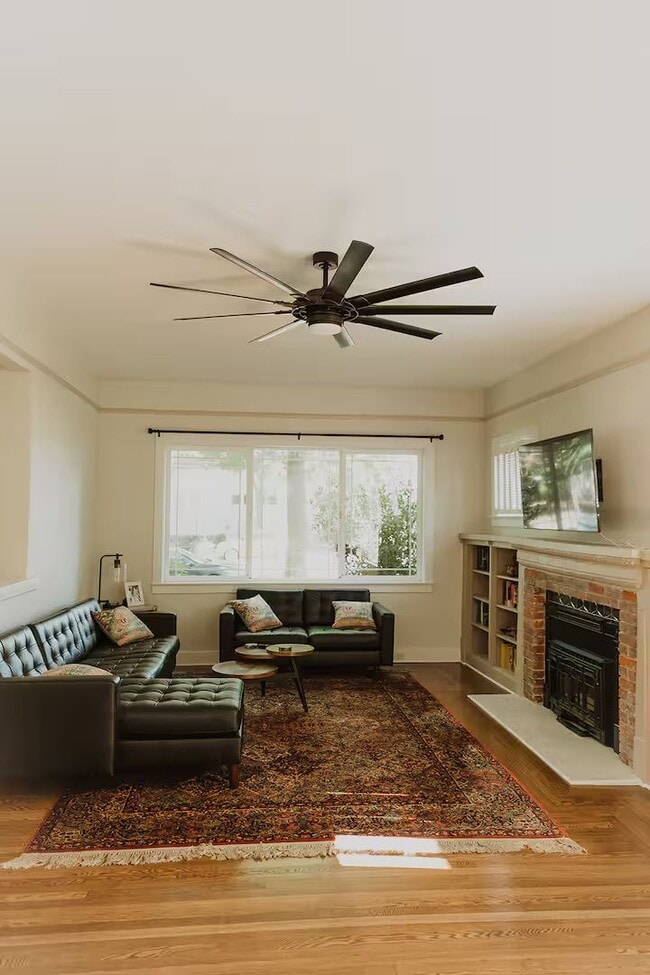 Building Photo - Beautiful and Bright Vintage Home – Fully Furnished