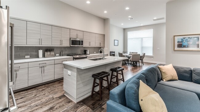 Building Photo - 1004 California St