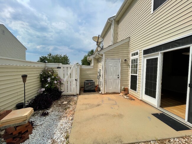 Building Photo - 2469 Redmayne Ln