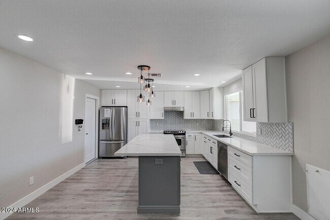 Building Photo - 917 N 87th Pl