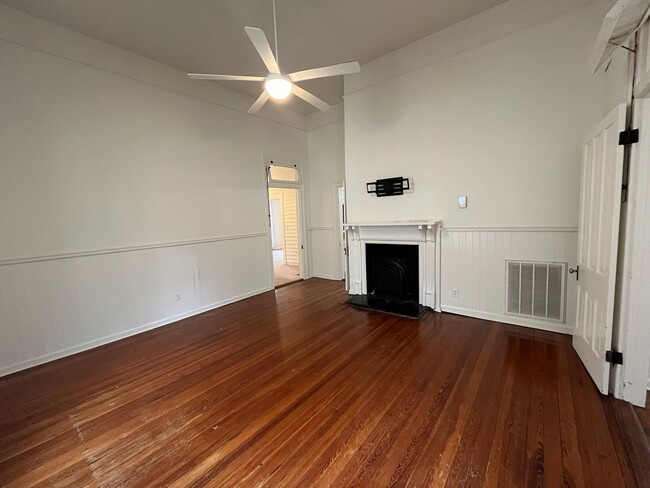 Building Photo - Introducing a charming 2-bedroom, 2-bathro...