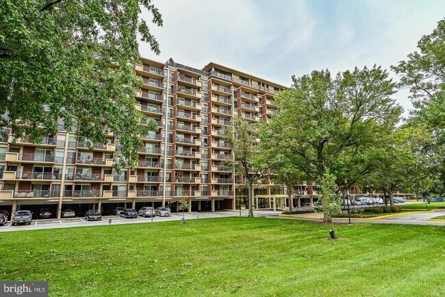 Building Photo - 1300 Army Navy Dr