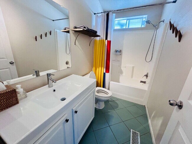 Building Photo - Updated 3 bd, 2 ba on 1.98 Acres with Hot Tub!