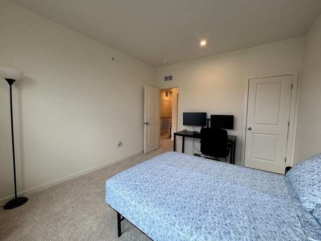 Building Photo - Stylish 3 Bed 2.5 Bath Interior Townhome I...