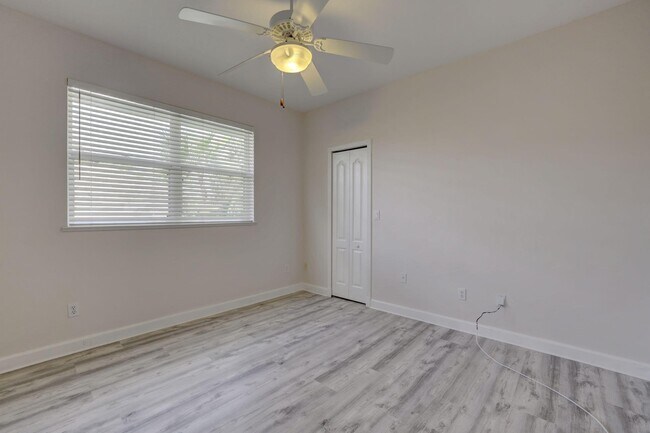 Building Photo - 8028 Plantation Lakes Dr