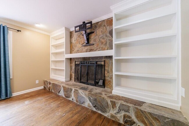 Building Photo - 10565 Shallowford Rd