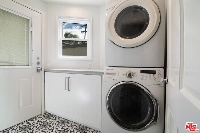 Building Photo - 326 N Vista St