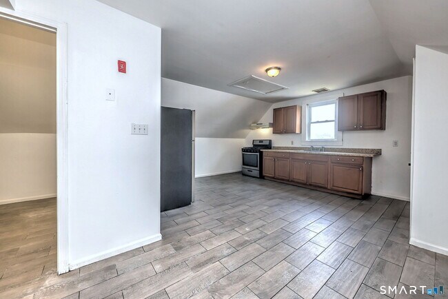 Building Photo - 483 Ferry St