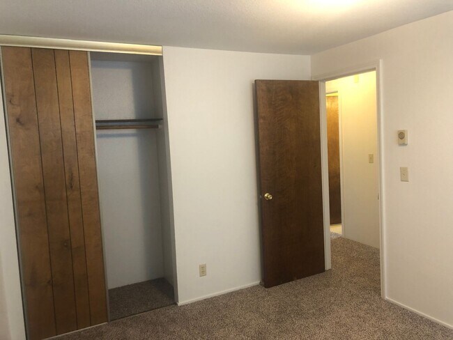 Building Photo - 3 bedroom, 1 bath house in Springfield!