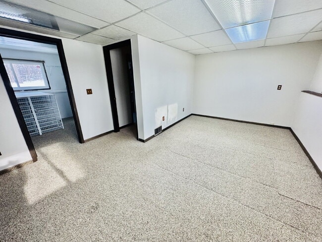 Building Photo - Nice Single family home 4-Bedroom Retreat with 2 Baths in Eagan – Your Perfect Home Awaits