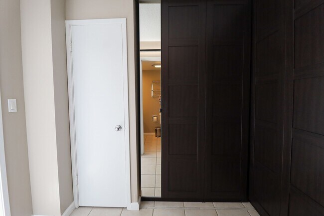 Building Photo - 410 W 7th St