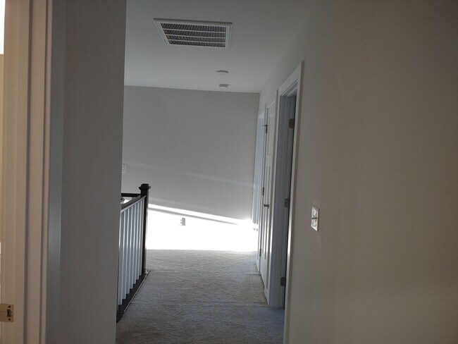 Building Photo - Superlative 6 Bedroom, 5 Bathroom Home in an Upscale Community!