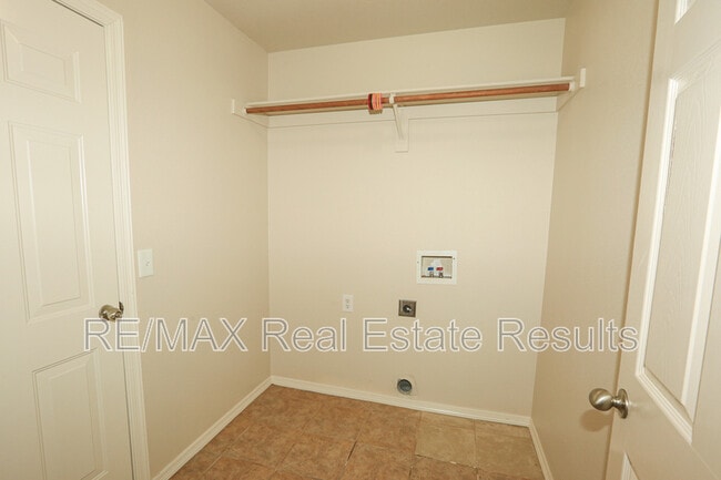 Building Photo - 1592 Hutchinson St