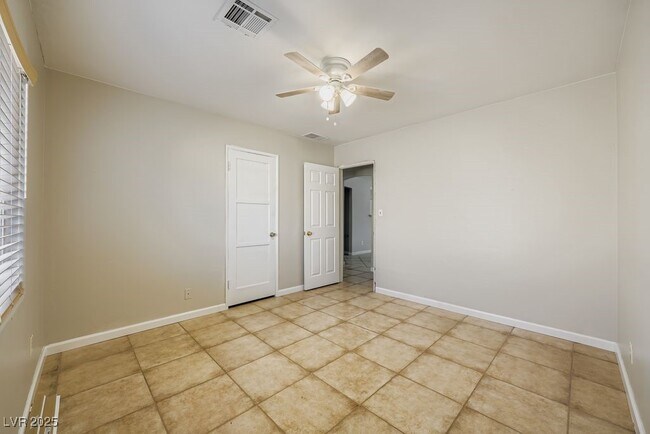 Building Photo - 571 Blackmore Dr