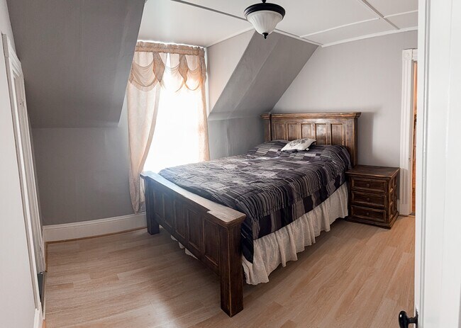 Building Photo - 4 Autumn St