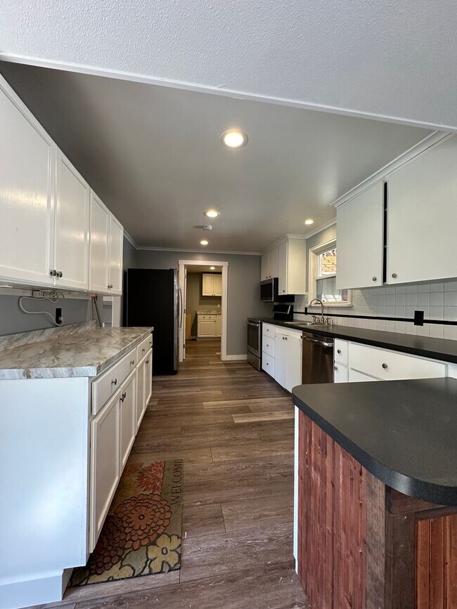 Building Photo - 2414 W. Bruneau Ave. 4 Bedroom, 2 bath!
