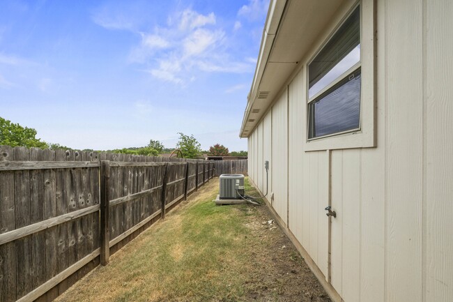 Building Photo - 1521 Aztec Trce