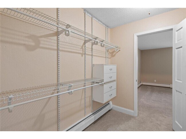 Building Photo - 3440 Golfview Dr